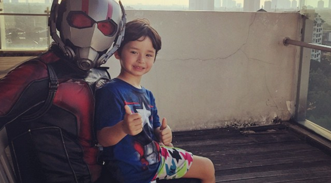  Mike Lewis rela memakai kostum pahlawan super Ant Man, smabil memangku putranya, Kenzou Leon Blezynski Lewis [Foto: Instagram]