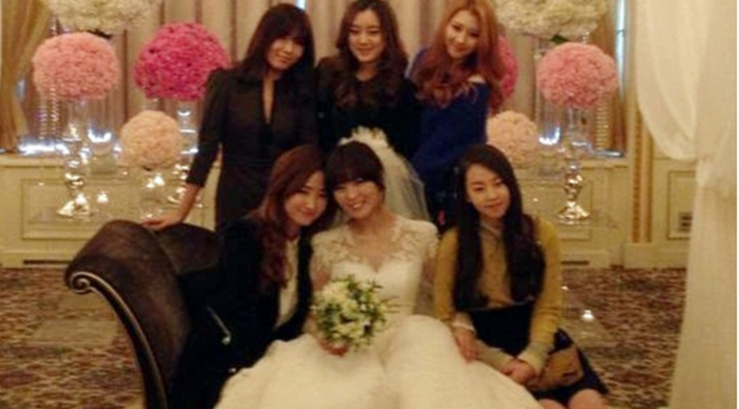 Sunye di hari pernikahannya pada 2013 silam saat berfoto bersama rekan-rekannya dari Wonder Girls, termasuk Sunmi, Sohee, Yubin, Lim dan Yenny.