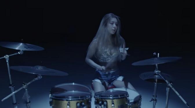 Yubin saat beraksi menggebuk drum dalam cuplikan video Wonder Girls terbaru.