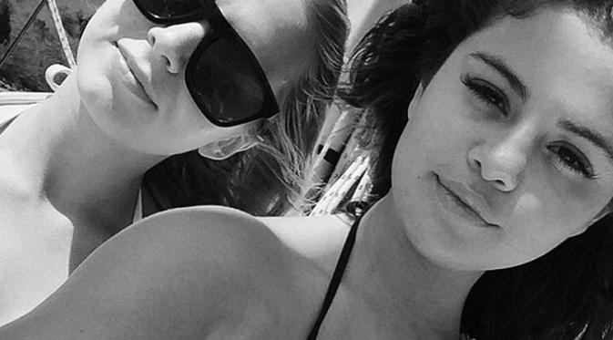 Selena Gomez dan Raquelle Stevens (dailymail.com)