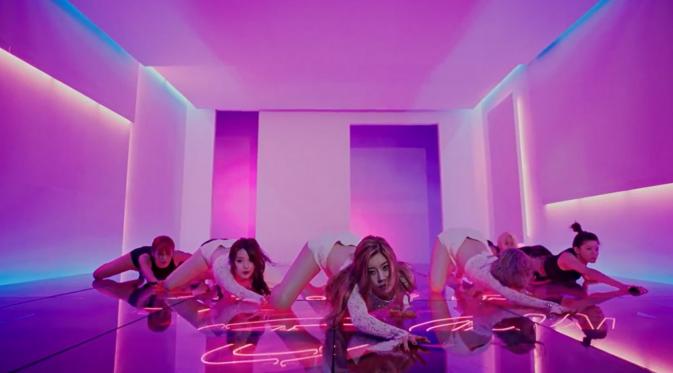 Girls Day yang menggoda dalam videoklip Something dengan koreografi `merangkak`.