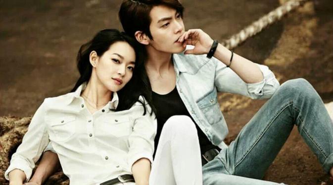 Pasangan baru telah lahir, aktor tampan Kim Woo Bin dikabarkan menjalin hubungan dengan artis cantik Shin Min Ah.