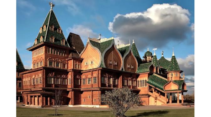Tertarik mengunjungi istana kayu unik di Rusia ini?