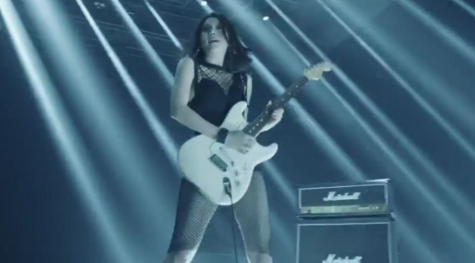 Hyerim terlihat seksi saat beraksi memainkan gitar dalam cuplikan video terbaru.