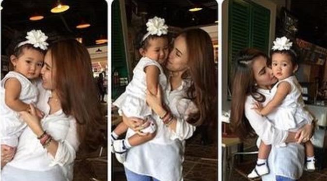 Ayu Ting Ting menggendong anaknya Bilqis Khumairah Razak (Instagram)
