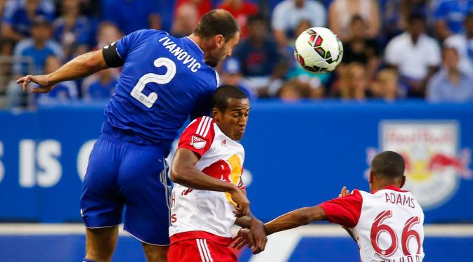 Bek Chelsea, Branislav Ivanovic (kiri) berebut bola udara dengan pemain New York Red Bulls di International Champions Cup 2015 di Red Bull Arena, Kamis (23/7/2015). New York Red Bulls menang atas Chelsea dengan skor 4-2. (Reuters/Eduardo Alvarez Livepic)