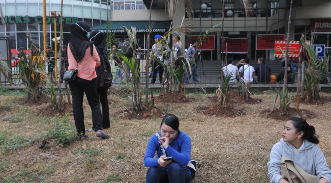 Karyawan dan pegawai oulet menyaksikan penyegelan Mal Tebet Green, Jakarta (Liputan6.com/Herman Zakharia)