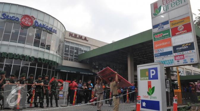 Sejumlah petugas melakukan pemasangan papan penyegelan di mal Tebet Green, Jakarta, Kamis (23/7/15) . Penyegelan permanen dilakukan karena baik pemilik tanah maupun pengelola tidak mengurus sertifikat layak fungsi. (Liputan6.com/Herman Zakharia)