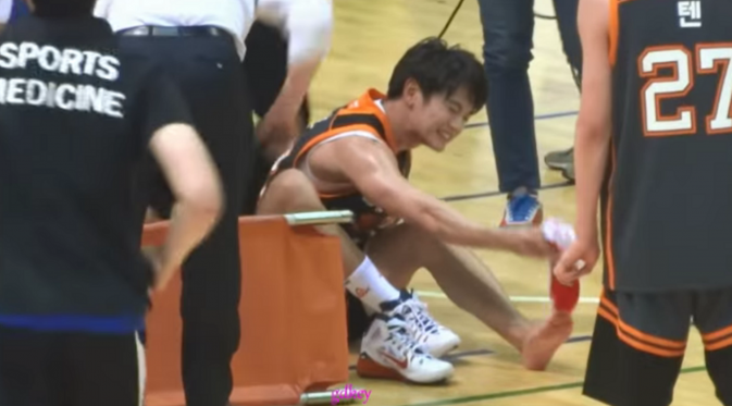 Minho saat mengalami cedera dalam pertandingan basket, 18 Juli 2015.