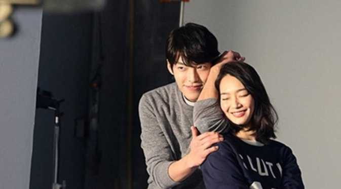 Akhirnya, Kim Woo Bin mengakui memang tengah menjalin hubungan dengan artis cantik Shin Min Ah.