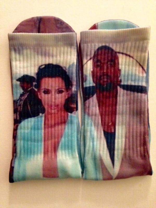 Kaos kaki Kim dan Kanye (Via: etsy.com)