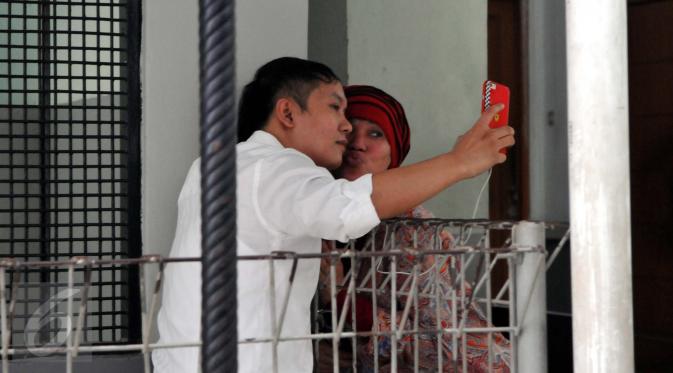Dorce Gamalama berpose bersama Hengky Kawilarang jelang sidang lanjutan di Pengadilan Negeri Jakarta Selatan, Kamis (23/7/2015). Hengky terlibat penggelapan arisan dengan korban Jeng Ana (Liputan6.com/ Panji Diksana)