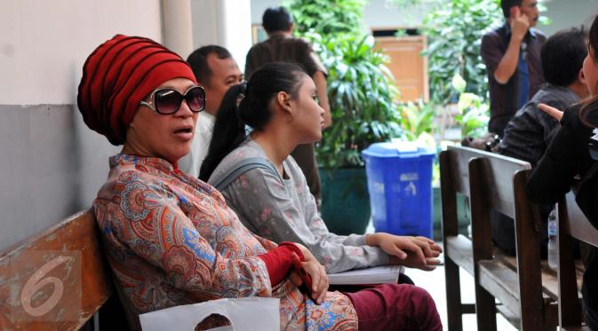Dorce Gamalama saat menghadiri persidangan Hengky Kawilarang di Pengadilan Negeri Jakarta Selatan, Kamis (23/7/2015). Dorce mengaku kehadirannya untuk memberikan dukungan kepada Hengky Kawilarang. (Liputan6.com/ Panji Diksana)