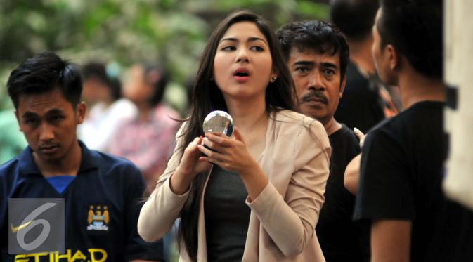 Jessica Mila berhias jelang syuting sinetron Ganteng-Ganteng Serigala di kawasan Buperta Cibubur, Jakarta, Rabu (22/7/2015). (Liputan6.com/Panji Diksana)