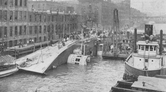 USS Eastland terbaring miring di Chicago River (Wikipedia)