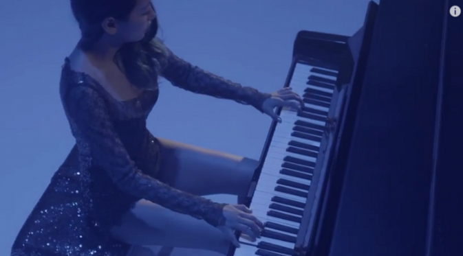 Ye Eun saat menunjukkan kemampuannya bermain piano dalam video cuplikan pendek untuk mengoda penggemar.