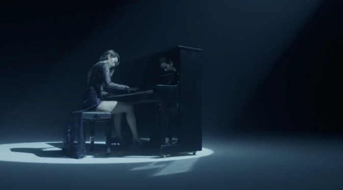 Ye Eun saat menunjukkan kemampuannya bermain piano dalam video cuplikan pendek untuk mengoda penggemar.