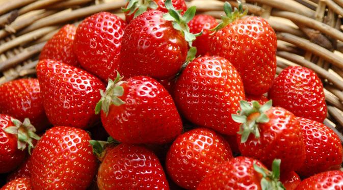 Strawberry mengandung asam alami yang bisa bantu mencerahkan warna gigi. Cobalah untuk menumbuk strawberry, kemudian menggosokkannya pada gigi Anda. Tunggu 15 menit, kemudian bilaslah dengan air. (Ilustrasi Istimewa)