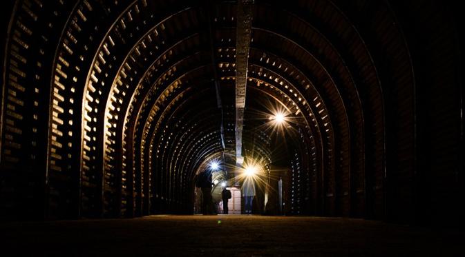 Sejumlah pengunjung menelusuri terowongan Fan Bay Deep Shelter, tepat di bawah White Cliffs of Dover, Inggris, Kamis (23/7/2015). Terowongan jejak Perang Dunia II ini ditemukan pada tahun 2012. (AFP/Leon Neal)