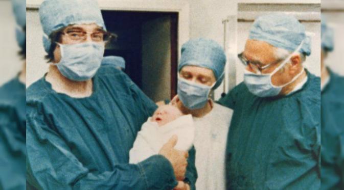 Peneliti fisiologi Cambridge Robert Edwards (kiri), bidan persalinan Louise (tengah) dan ginekolog Patrick Steptoe (kanan). (BBC)