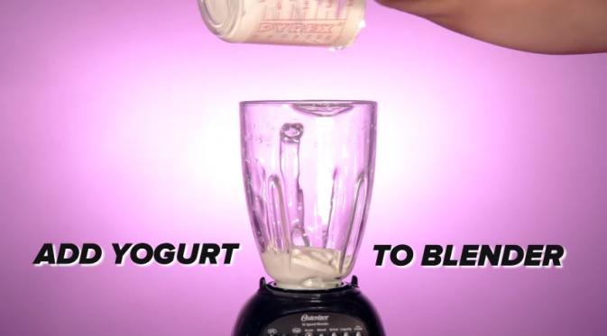 Masukan yogurt ke dalam blender (Via: youtube.com)