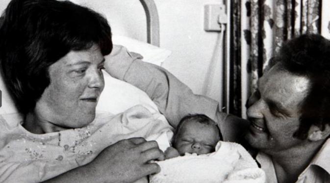 Orangtua si bayi tabung pertama di dunia, Lesley dan Peter Brown. (Telegraph)