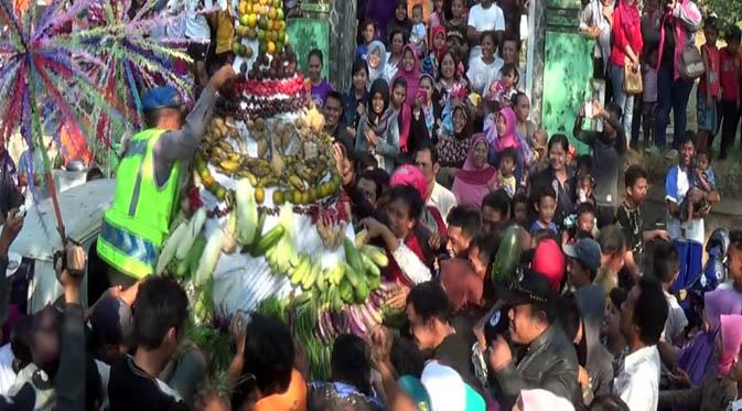 Ratusan warga ini sudah memadati depan komplek makam Sedapu di Kecamatan Boja Kabupaten Kendal Jawa Tengah