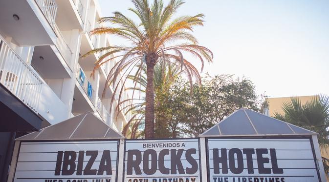 The Libertines tampil di sebuah konser yang menandakan 10 tahun mereka tampil pertama kali di Ibiza Rock. (via NME.com)