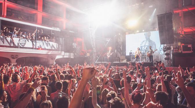 The Libertines tampil di sebuah konser yang menandakan 10 tahun mereka tampil pertama kali di Ibiza Rock. (via NME.com)\