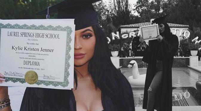 Kylie Jenner memperlihatkan ijazah kelulusan SMA-nya. (foto: mirror.co.uk)