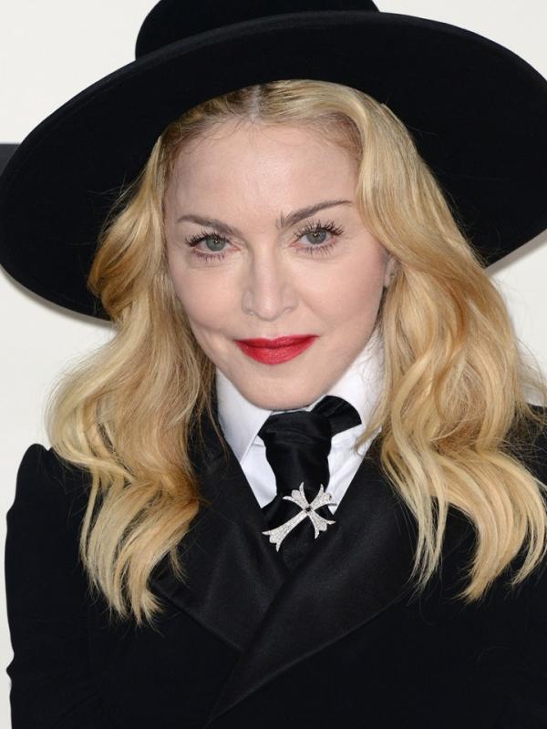 Wajah Madonna dengan full make-up. (foto: glamourmagazineuk)