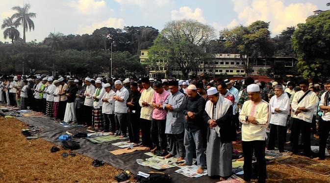 Ratusan warga menggelar salat istisqa di Lapangan Sempur, Kecamatan Bogor Tengah, Kota Bogor. (/Bima Firmansyah)