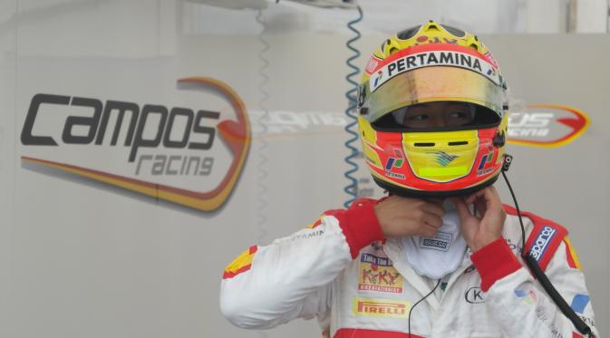 Suasana hati Rio Haryanto tengah senang menatap feature race GP2 seri ke-6 yang digelar di Sirkuit Hungaroring. (Bola.com/Reza Khomaini)