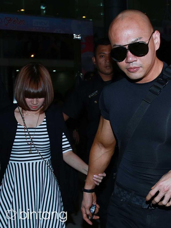 Deddy Corbuzier dan Chika Jessica tampak kompak dengan mengenakan pakaian berwarna hitam. (Deki Prayoga/Bintang.com)