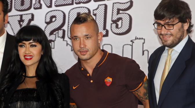  Pemain AS Roma, Radja Nainggolan (tengah) berpose bersama Julia Perez (kiri) dan Wakil Dubes Italia, Alessandro Garbellini, dalam konferensi pers kedatangan AS Roma di Jakarta. (24/72015). (EPA/ADI WEDA)