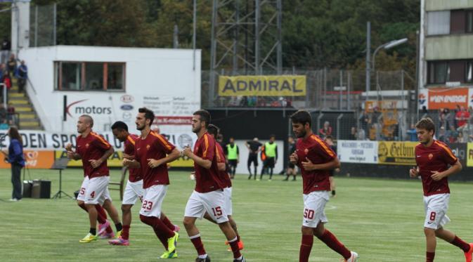 AS Roma menggelar TC di Austria dan Uji Coba melawan Wiener SK pada musim panas tahun 2014. (Bola.com/Reza Khomaini)