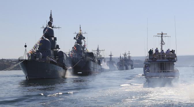 Sejumlah kapal perang Rusia saat mengikuti latihan untuk memperingati Hari Angkatan Laut di Simferopol, Krimea, Rusia, (24/7/2015). Hari Angkatan Laut Rusia ditetapkan sebagai Libur Nasional pada 26 Juli besok. (REUTERS/Pavel Rebrov)