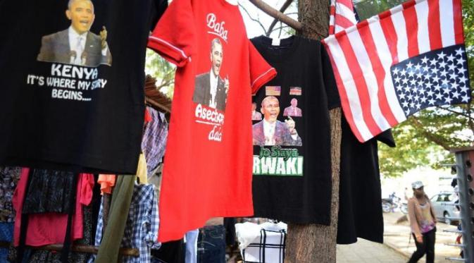 Kaos dijual di Kolego, kampung ayah Obama meski presidan AS ini tidak dijadwalkan ke Kolego (AFP)