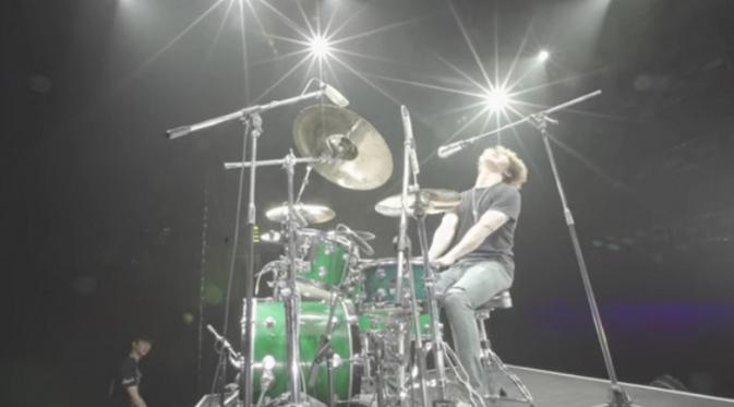 Daesung saat berlatih drum sebelum konser Big Bang yang digelar di Bangkok, Thailand, baru-baru ini.