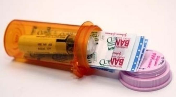Masukkan obat dan alat kesehatan dalam satu wadah (Via: chasinggreen.com)