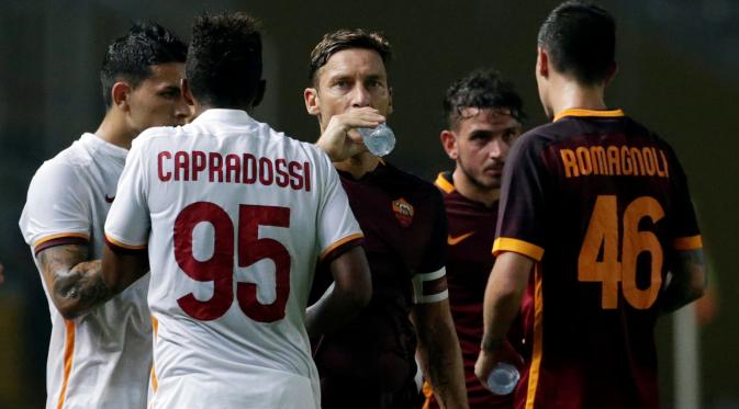 Pemain-pemain Roma memanfaatkan jeda pertandingan untuk minum. (EPA/Mast Irham)