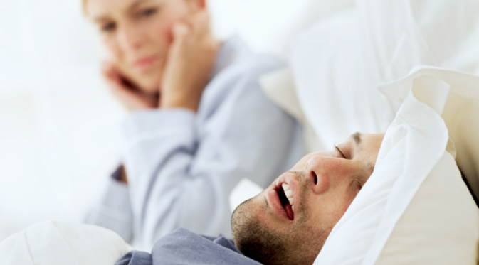Cara tidur yang tepat jika pasangan mendengkur