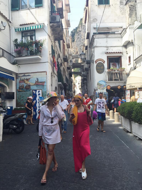 Luna Maya bersama teman menyusuri jalanan Positano. (Instagram @lunamaya)