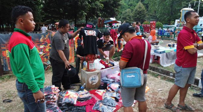 Pedagang jersey yang berdagang di Stadion Utama Gelora Bung Karno. (Bola.com/Tengku Sufiyanto)