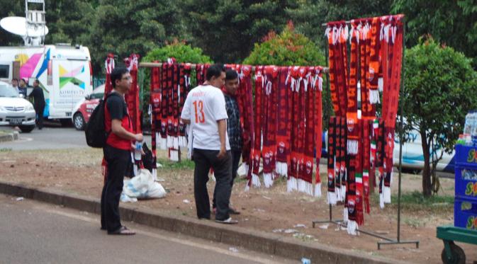 Pedagang syal yang berdagang di Stadion Utama Gelora Bung Karno. (Bola.com/Tengku Sufiyanto)