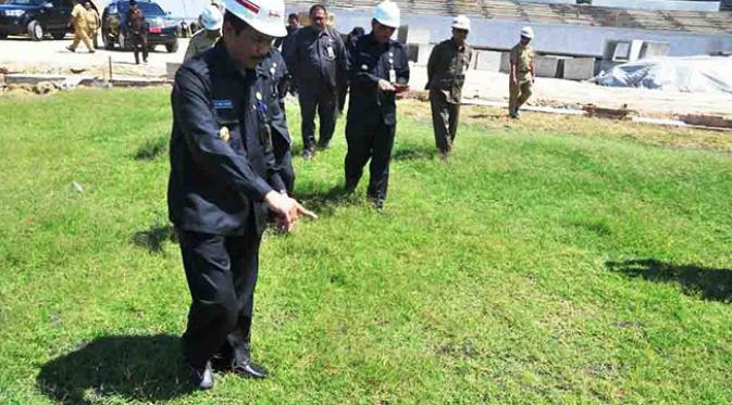 Jajaran pejabat Kabupaten Gresik melakukan sidak di area pembangunan Stadion Lengis (Bola.com/Zaidan Nazarul)