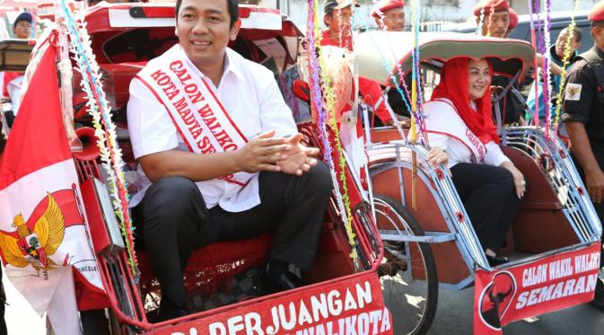 Para calon bupati/walikota dari PDIP Jawa Tengah, naik becak menuju Gedung Panti Marhaen, Semarang, Minggu (26/7/2015). (Liputan6.com/Wawan Rubiyanto)