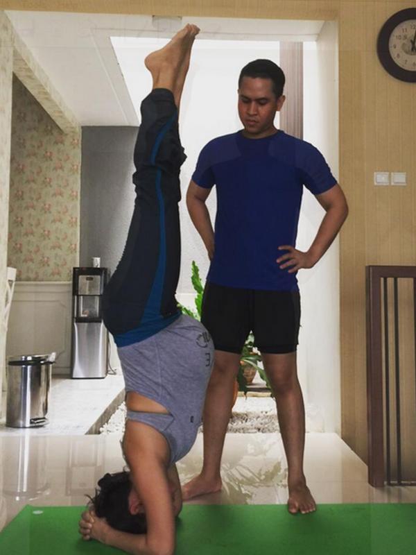 Wanda Hamidah memperlihatkan pose yoganya yang tak ekstrem dengan gaya headstand. (foto: instagram.com/wanda_hamidah)
