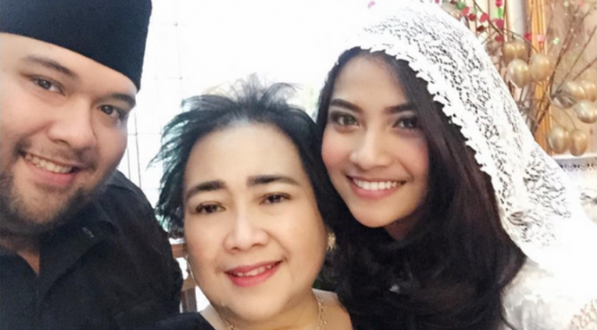Vanessa Angel mengunggah foto-foto kehangatannya dengan calon ibu mertua Rachmawati Soekarno Putri dan tunangannya, Didi Mahardhika