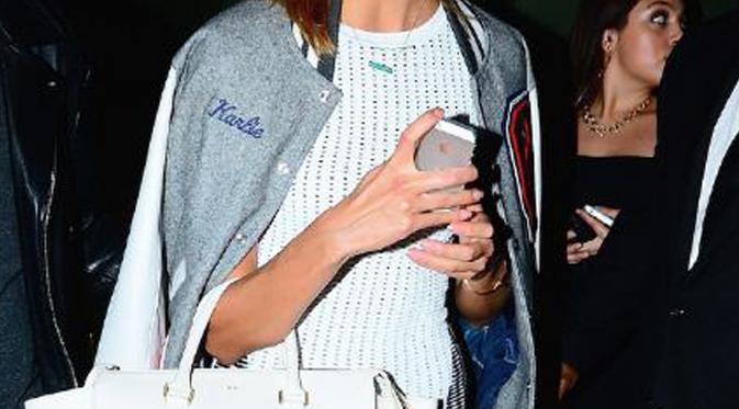 Gaya Busana Layer Karlie Kloss